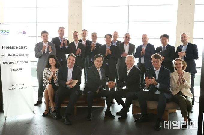 24일 오전 김동연 경기도지사가 프랑스 산업연맹 방한기업 대표단과 간담회를 마치고 기념촬영을 하고 있다.