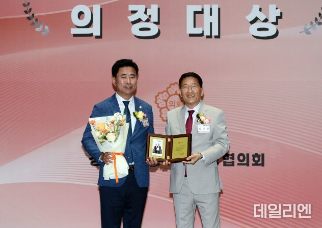 오산시의회 성길용 의장, 조미선 의원 '경기도시군의회의장협의회' 특별공로패, 지방의정봉사상 수상