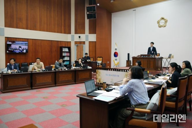 군포시의회의 2024년도 군포시 행정사무감사특별위원회 현장.