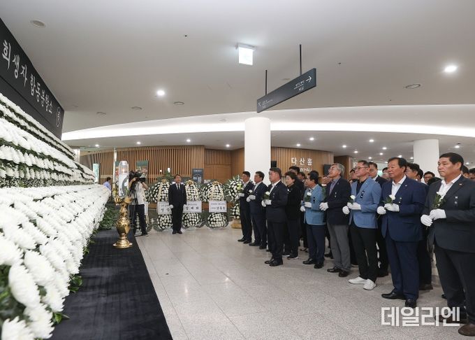 경기도의회 국민의힘, 화성 공장 화재 희생자 합동분향소 참배