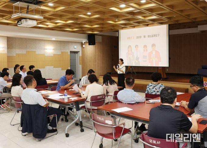 군포시의회는 22일 오후 군포시청 별관 회의실에서 의원과 직원 간 소통․협력을 위한 합동 워크숍을 개최했다.
