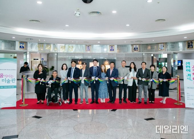 안유선작가와 화성시의회 단체 사진