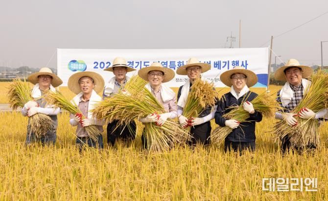 김성중 경기도 행정1부지사, 평택에서 '지역특화품종 벼 베기' 시연