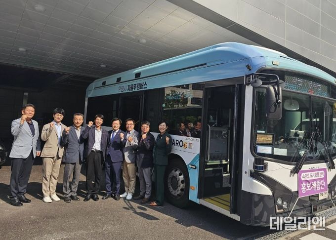 왼쪽부터 박정길 안양시 스마트도시정보과장, 장민수 경기도의원, 김성수 경기도의원, 김동근 안양시 도로교통환경국장, 문형근 경기도의원, 김철현 경기도의원, 김재훈 경기도의원, 이채명 경기도의원