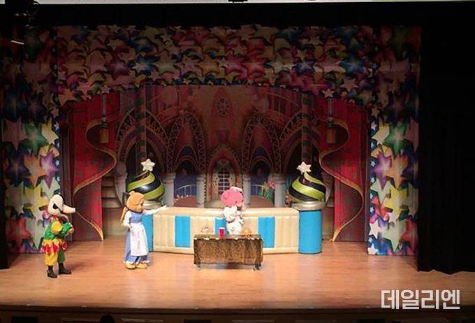 ‘모두모두 안전생활 출발’ 뮤지컬 공연. 주인공 ‘벨’이 안전생활습관을 갖도록 야수왕자를 도와주고 있는 장면