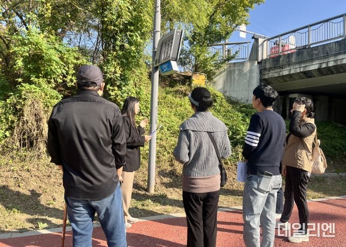 주민참여예산위원회 위원들이 서호천에 설치된 해충포충기를 점검하고 있다.
