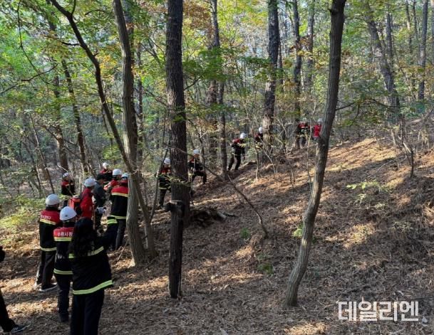 산불방지 전문 훈련을 하는 모습.