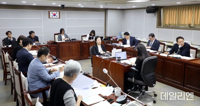 수원특례시의회 기획경제위원회, 감사관, 인권담당관 행정사무감사 진행