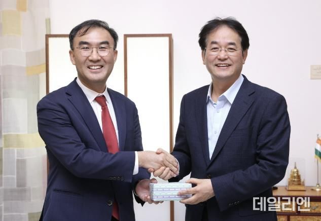 이성호 주인도대사(왼쪽), 이동환 고양특례시장(오른쪽)