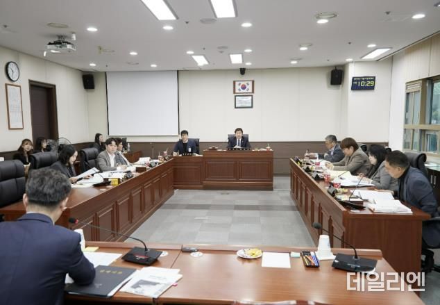 용인특례시의회 자치행정위원회, 행정사무감사 3일차-시민소통관, 감사관, 공보관, 법무담당관, 청년담당관 행정사무감사 실시