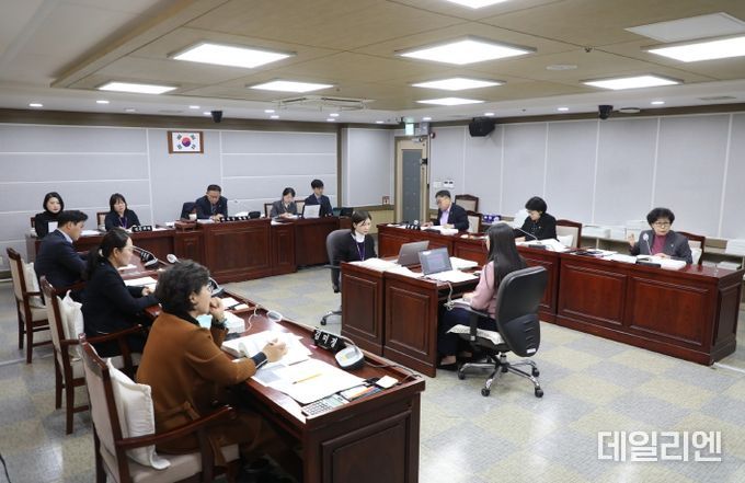 수원특례시의회 환경안전위원회, 환경국 청소자원과 행정사무감사 진행