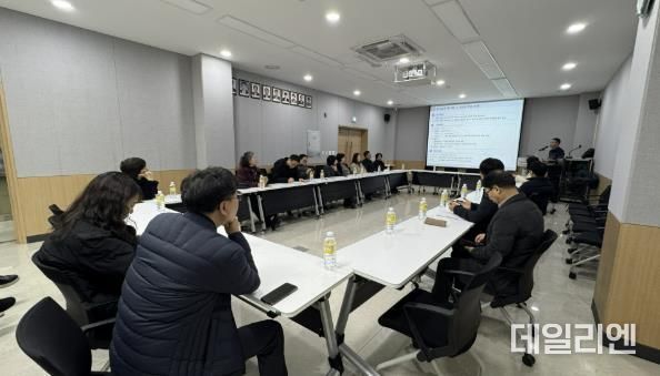 용인특례시는 25일 기흥구 영덕1동 행정복지센터 대회의실에서 흥덕지구 음식물쓰레기 수거 체계 전환을 안내하는 주민간담회를 열었다