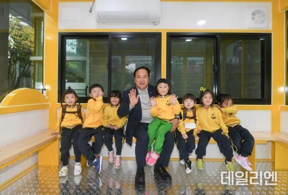 지난 11월 1일 이권재 시장이 새싹스테이션 9호 개소식을 갖고 아이들과 기념촬영을 하고 있다.