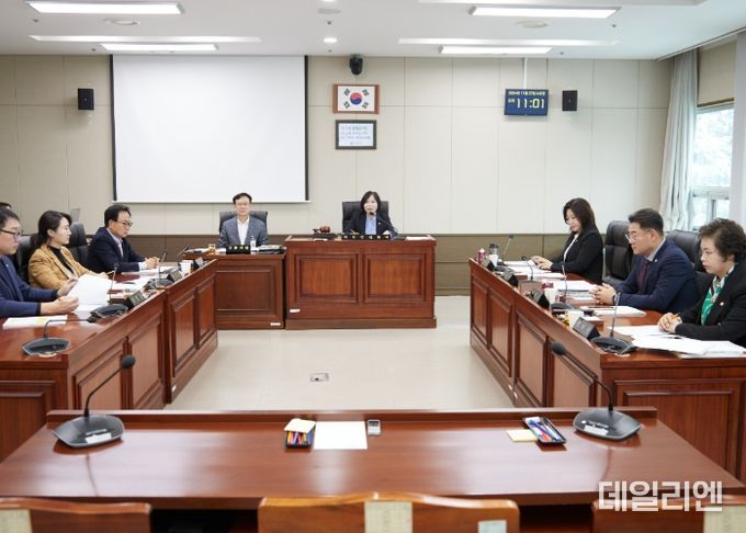 용인특례시의회 경제환경위원회, 2024년도 행정사무감사 마무리하며 강평 실시