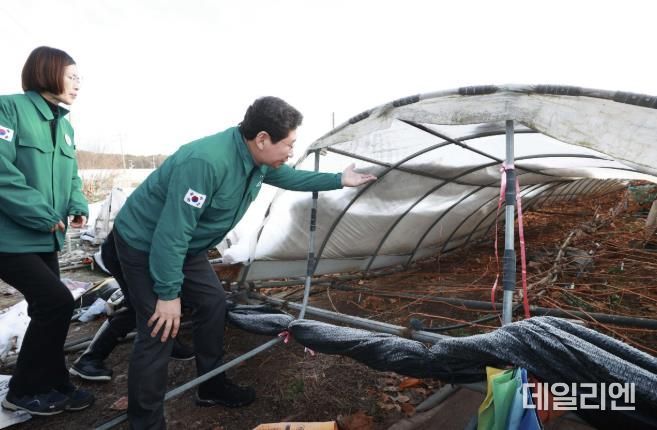 이상일 용인특례시장이 폭설 피해 농장에 방문해 피해상황을 점검하고 있다