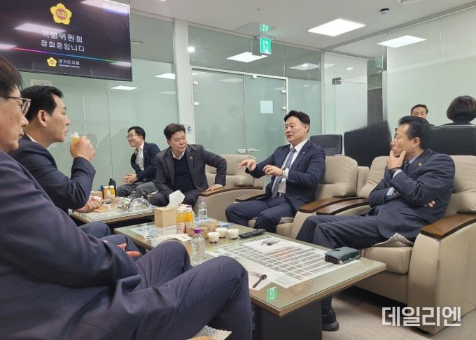 경기도의회 더불어민주당 최종현 대표의원 예결산특별위원회 격려 방문