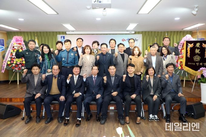 수원특례시의회, 권선2동 주민자치회 작품발표회 격려
