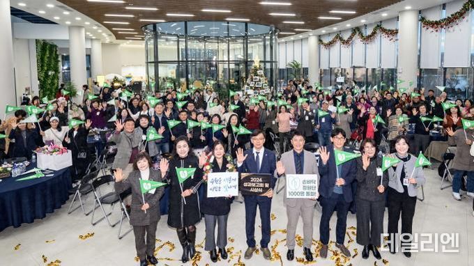 현근택 수원시 제2부시장이 손바닥정원단과 함께하고 있다.
