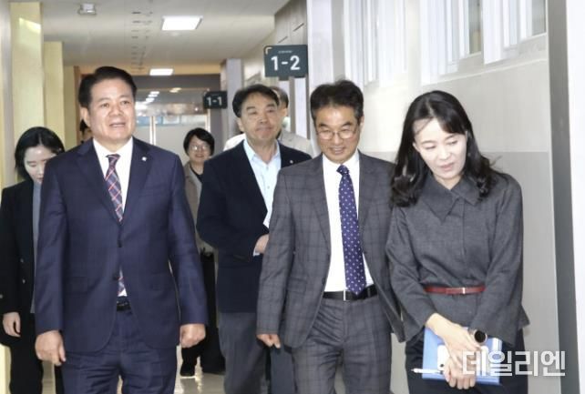최대호 안양시장(왼쪽)이 지난 3일 안양여자고등학교를 방문해 고교학점제 준비 상황을 살폈다