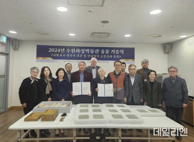 소장 유물 전달 후 기념촬영을 하고 있다.