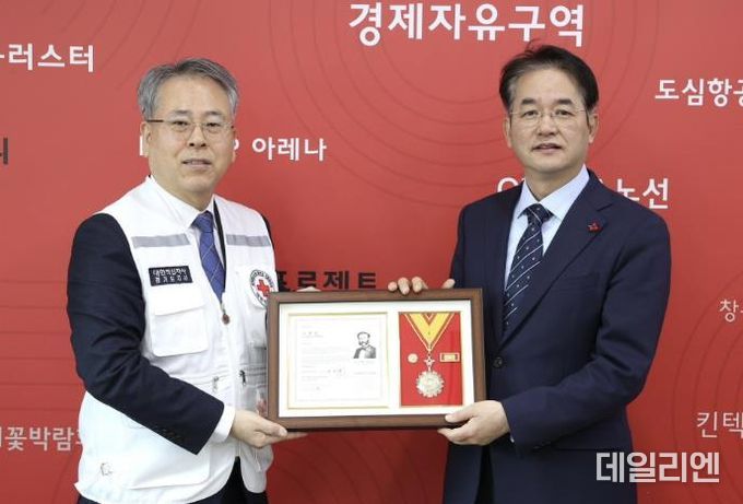 이동환 고양특례시장이 ‘적십자회원 유공장 명예대장’을 수여받고 있다.