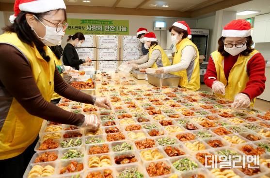 ESG 경영을 선도하는 수원도시공사, 수원시연화장 연말 맞아 나눔실천 위해 도시락 봉사 벌여(수원도시공사 제공)