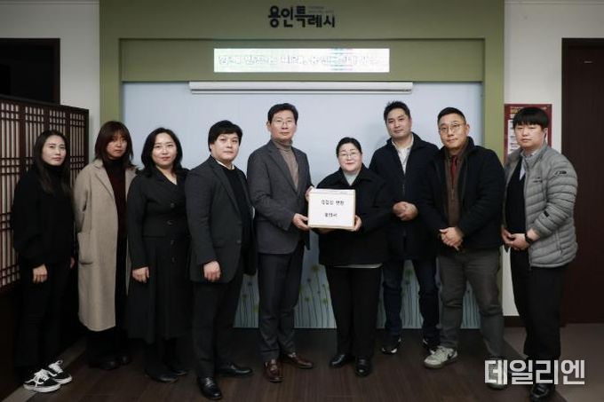 이상일 용인특례시장이 10일 처인구시민연대로부터 '경강선 연장'을 위한 주민 서명부를 전달받았다.