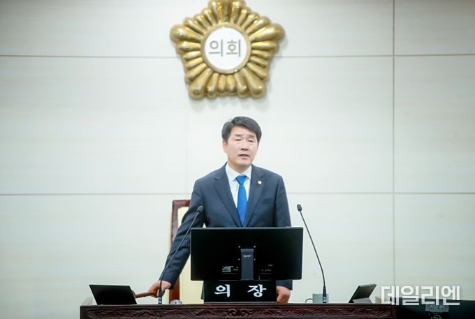 타봉 중인 배정수 의장